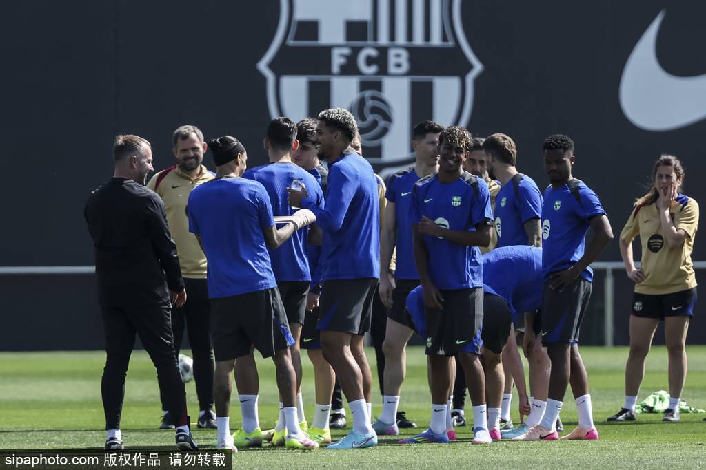 巴萨新星拉明因伤提前退场，欧冠半决赛对阵国米蒙阴影